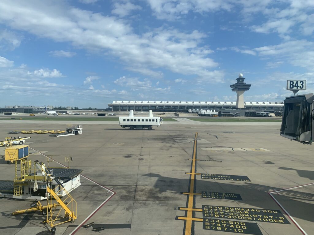 Flying Business reviews the British Airways Lounge in Washington Dulles' Airport, in Concourse B - which also serves as a Priority Pass Lounge. 