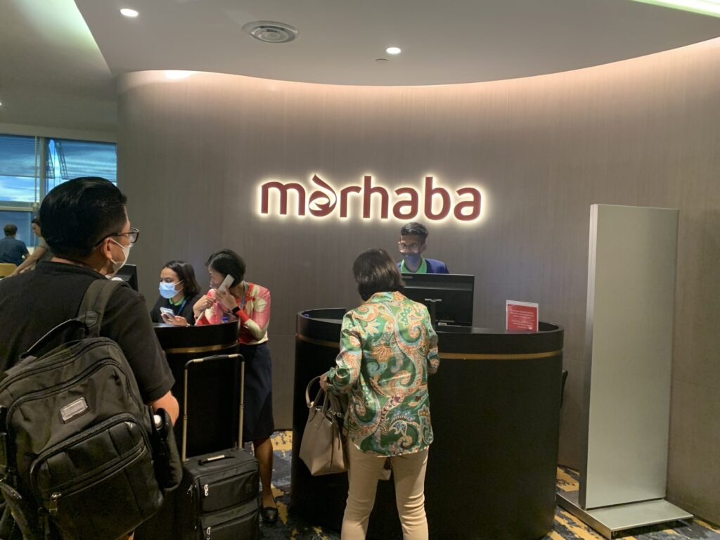 Flying Business reviews the Marhaba Lounge in Singapore's Changi Airport, in Terminal 3. Access via American Express or flying Business Class. 