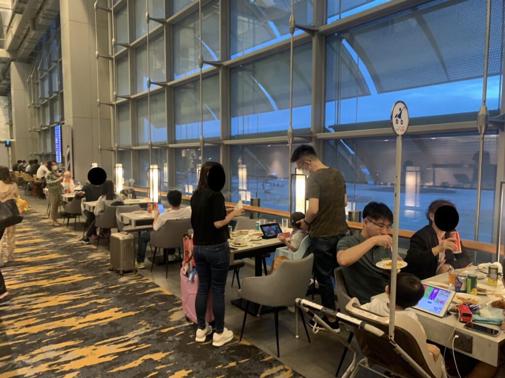 Flying Business reviews the Marhaba Lounge in Singapore's Changi Airport, in Terminal 3. Access via American Express or flying Business Class. 