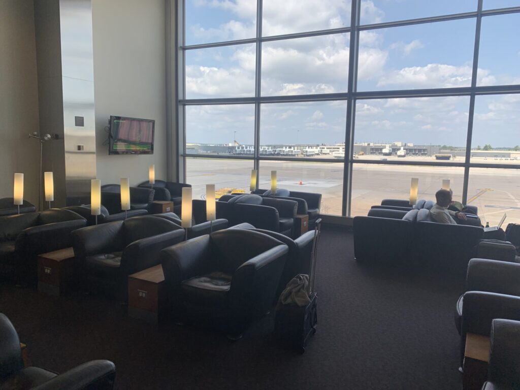 Neil Scrivener reviews Lufthansa's Business and Senator lounges in Washington Dulles' (IAD) Concourse B.