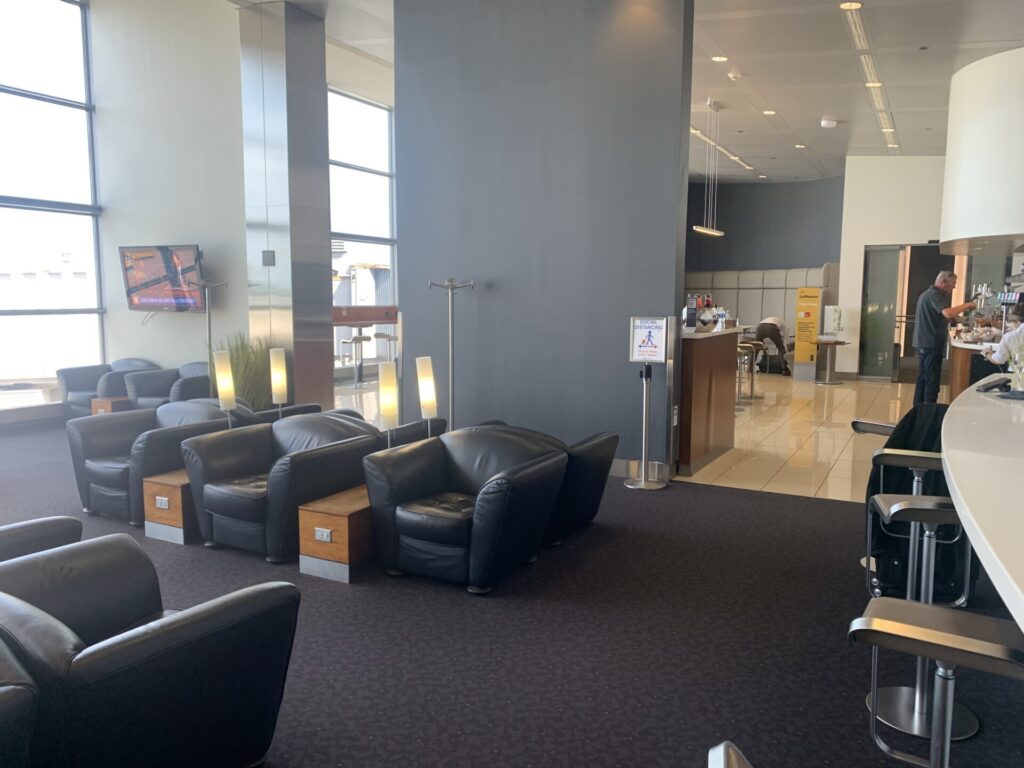 Neil Scrivener reviews Lufthansa's Business and Senator lounges in Washington Dulles' (IAD) Concourse B.