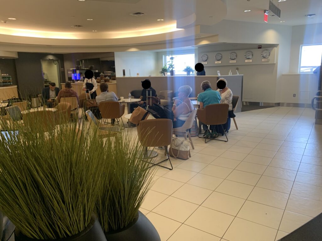 Neil Scrivener reviews Lufthansa's Business and Senator lounges in Washington Dulles' (IAD) Concourse B.