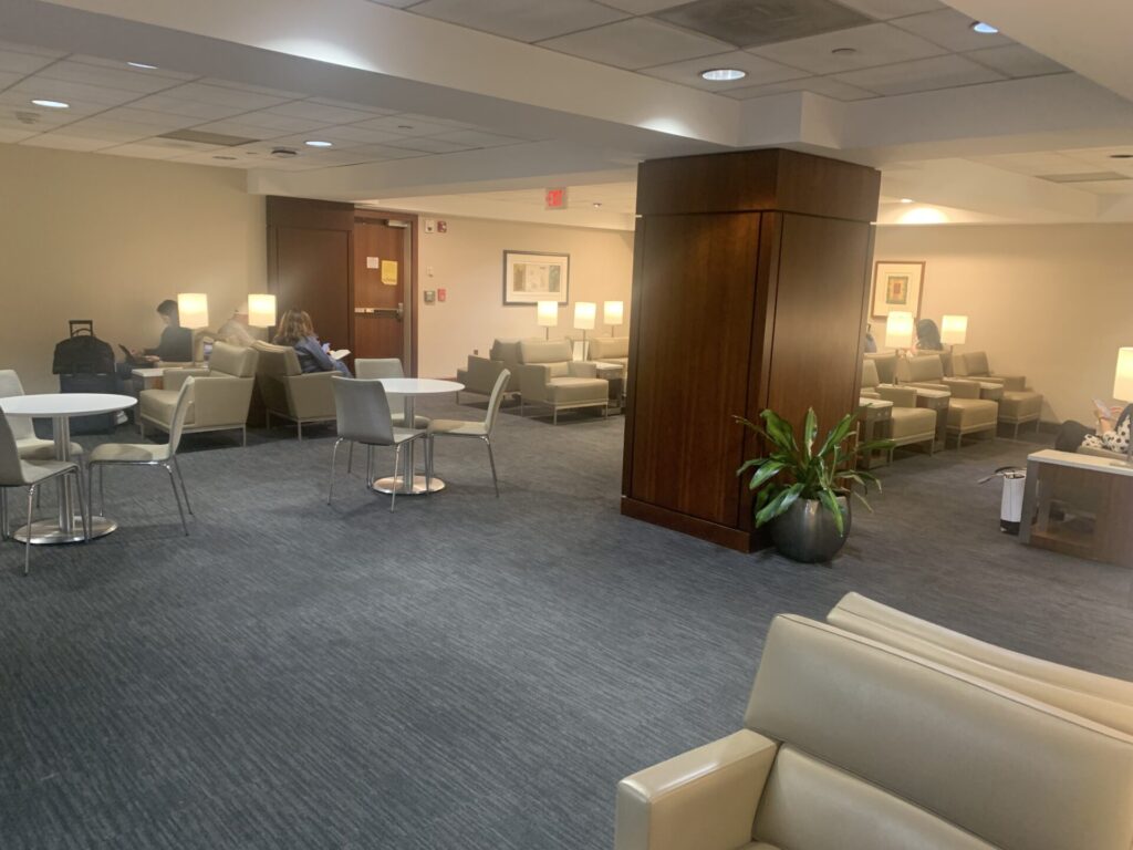 Flying Business reviews the United Airlines United Club at C17 in Washington Dulles' (IAD) Concourse C. 