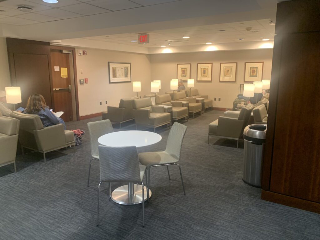 Flying Business reviews the United Airlines United Club at C17 in Washington Dulles' (IAD) Concourse C. 