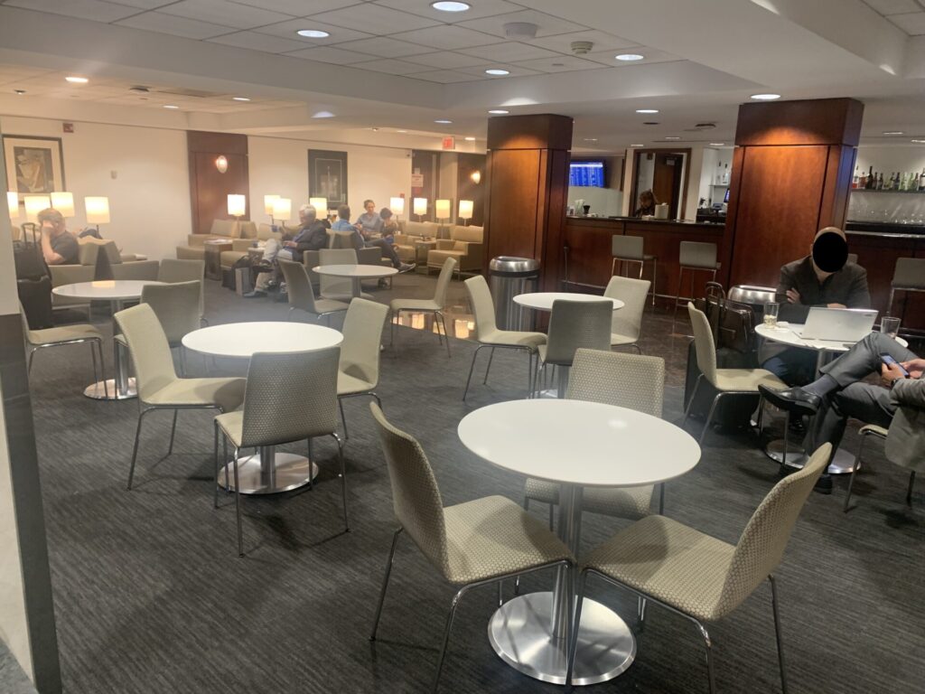 Flying Business reviews the United Airlines United Club at C17 in Washington Dulles' (IAD) Concourse C. 