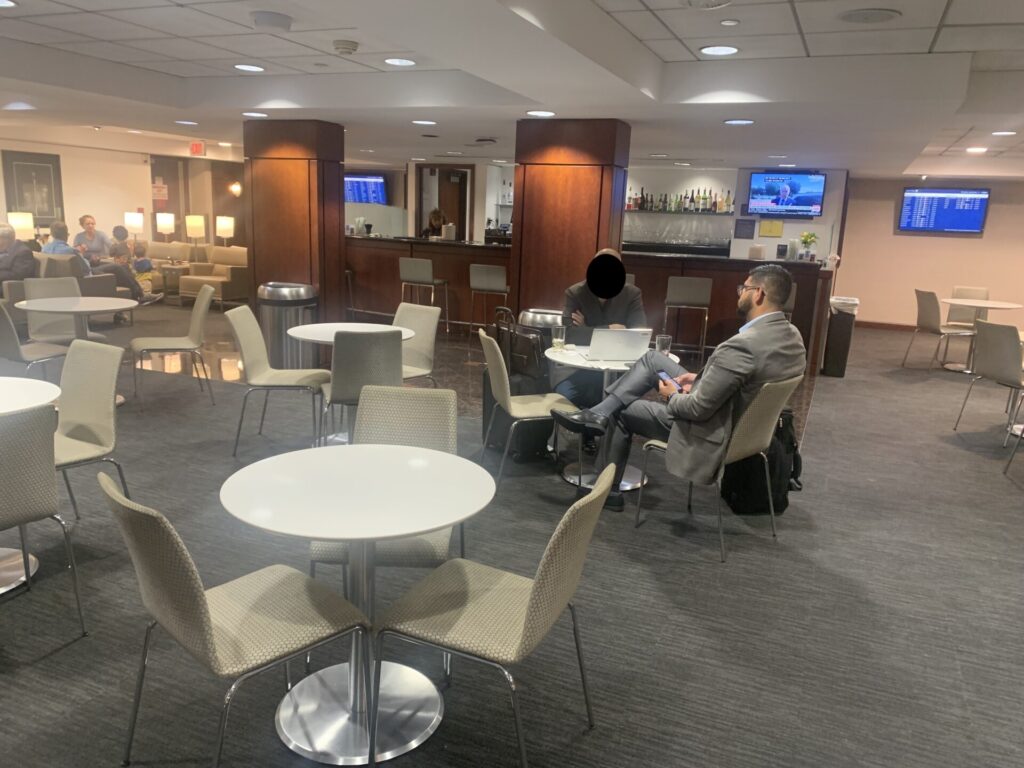 Flying Business reviews the United Airlines United Club at C17 in Washington Dulles' (IAD) Concourse C. 