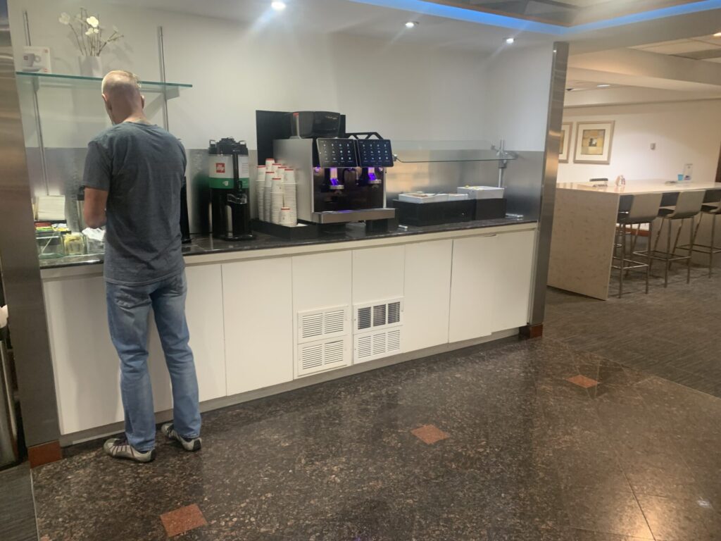 Flying Business reviews the United Airlines United Club at C17 in Washington Dulles' (IAD) Concourse C. 