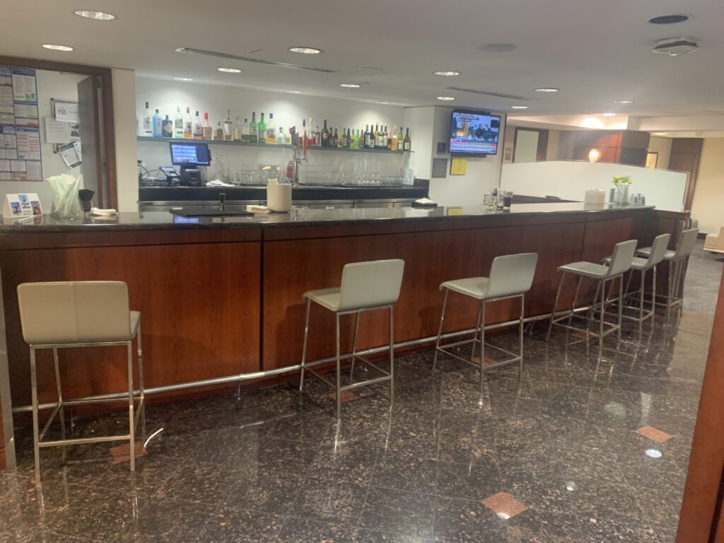 Flying Business reviews the United Airlines United Club at C17 in Washington Dulles' (IAD) Concourse C. 