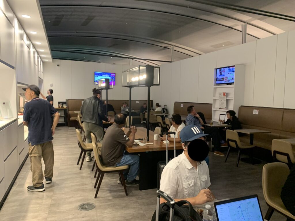 Flying Business reviews the Plaza Premium Lounge in Toronto Pearson Airport's Terminal 1 at Gate E77 - accessed via a Platinum American Express. 