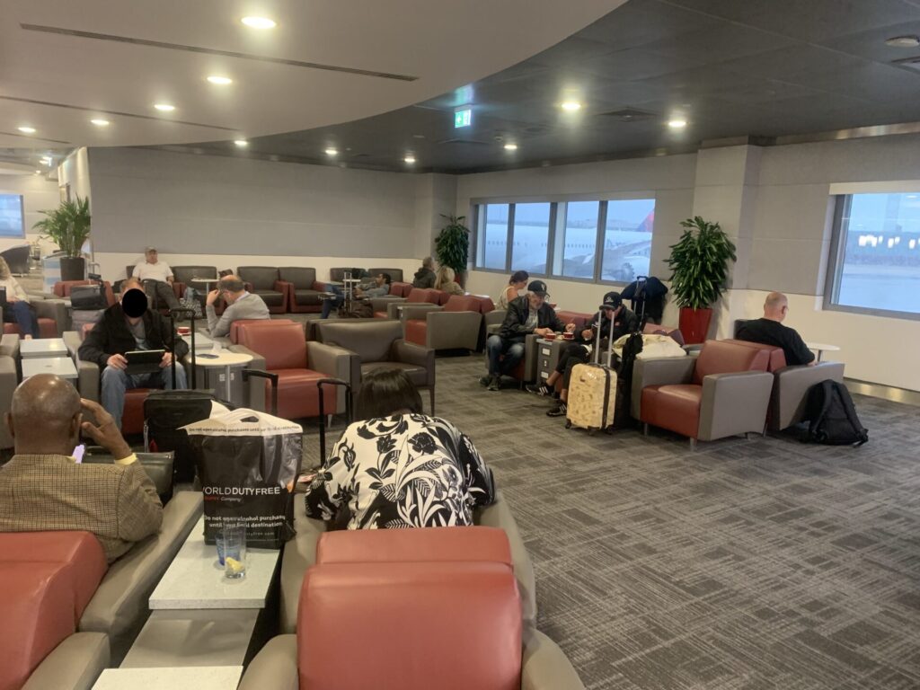 Flying Business reviews the American Airlines Flagship/Admirals Club and International First Lounges in Heathrow's Terminal 3.