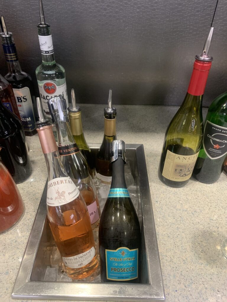 Flying Business reviews the American Airlines Flagship/Admirals Club and International First Lounges in Heathrow's Terminal 3.