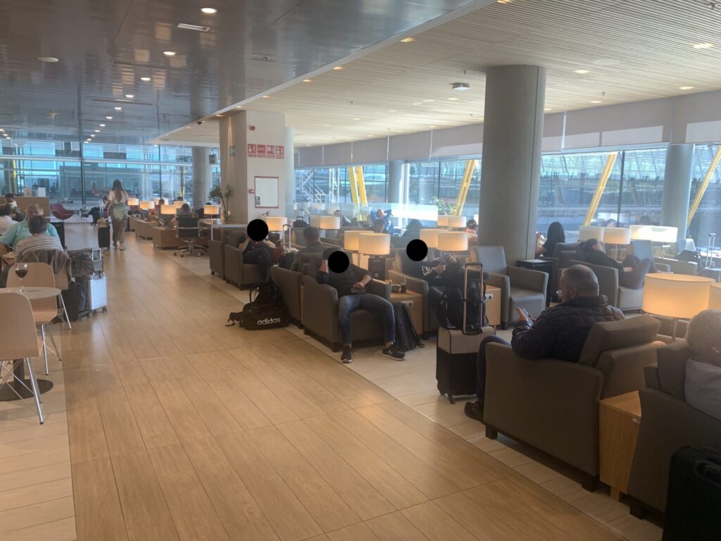 Flying Business reviews Aena Plaza Mayor Lounge at Madrid's International Airport, accessed via a Priority Pass. 