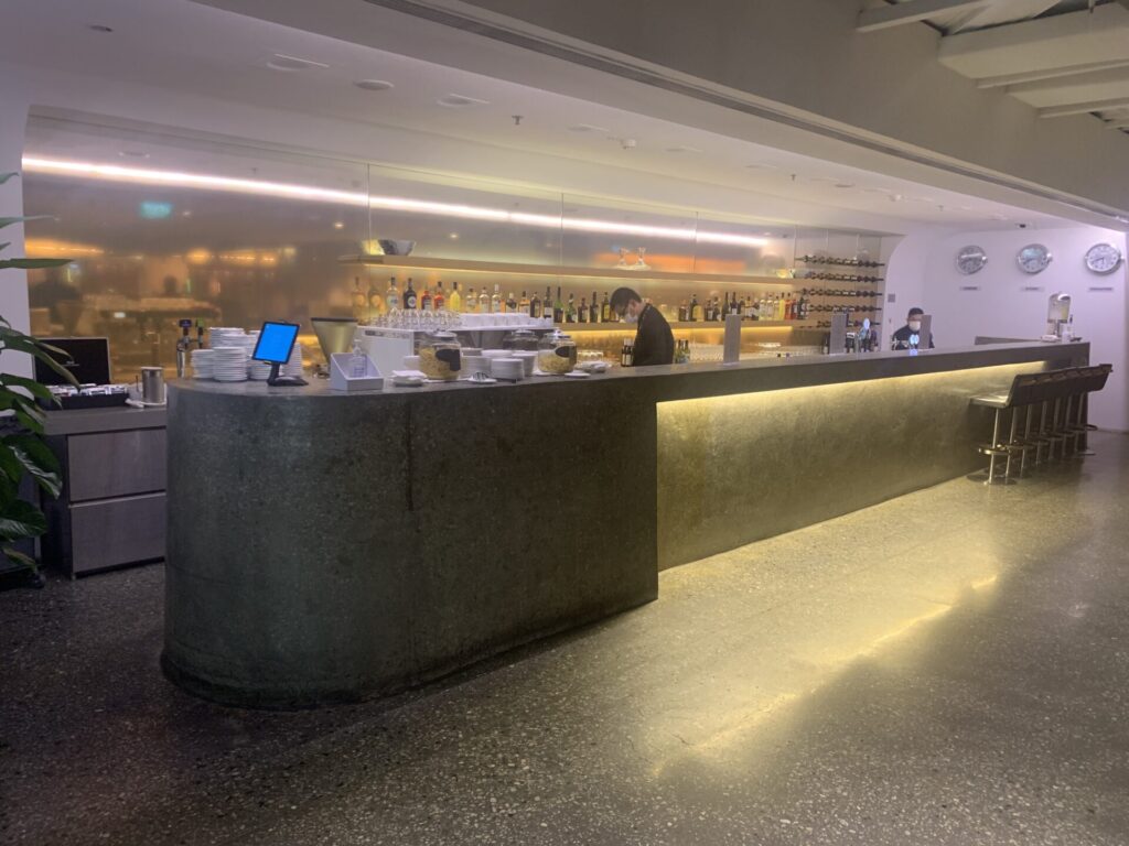 Flying Business reviews the Qantas Business Class Lounge in Terminal 1 of Singapore's Changi Airport. 