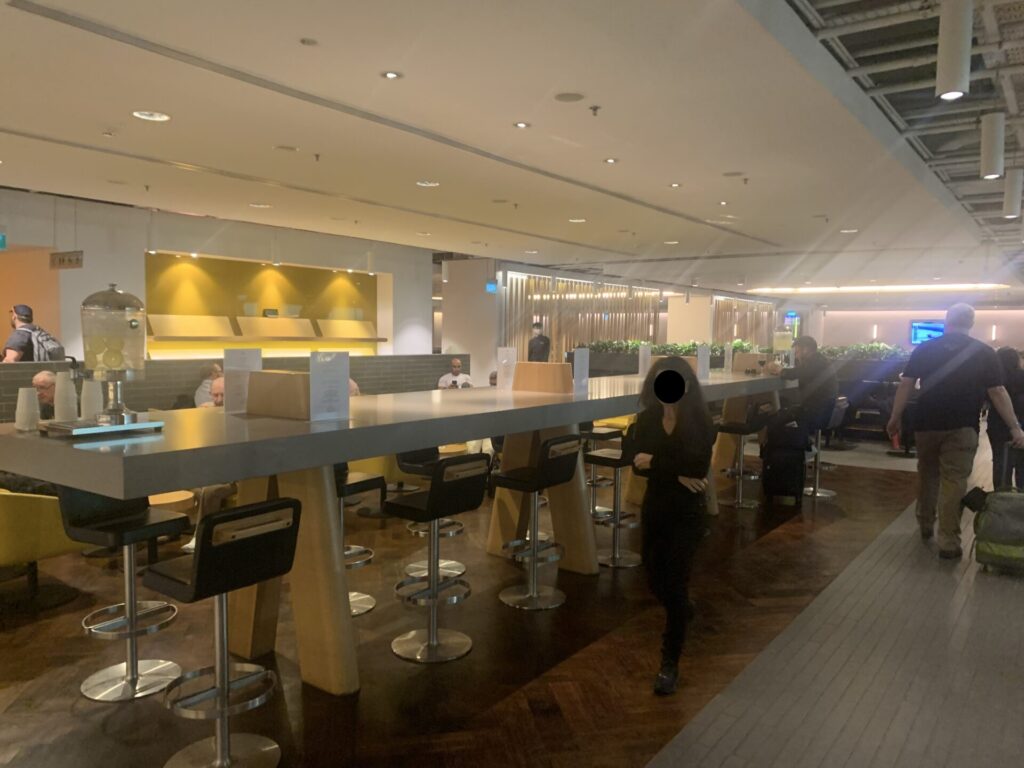 Flying Business reviews the Qantas Business Class Lounge in Terminal 1 of Singapore's Changi Airport. 