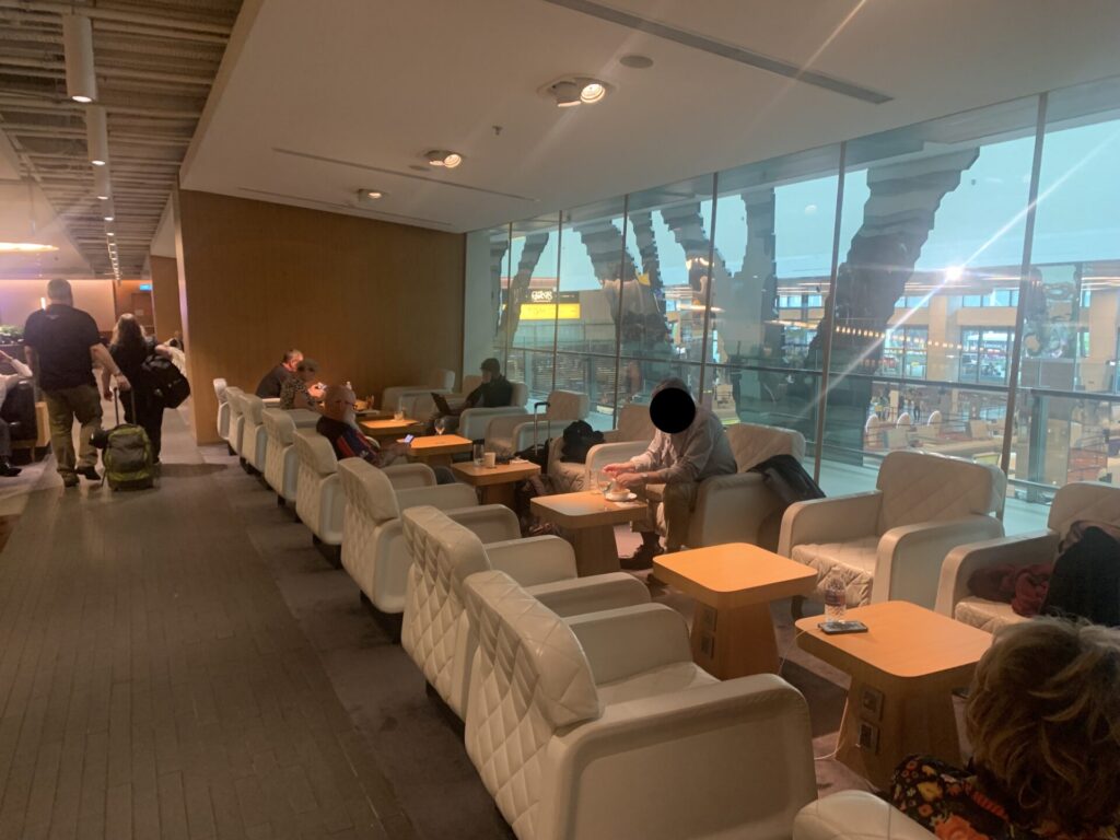 Flying Business reviews the Qantas Business Class Lounge in Terminal 1 of Singapore's Changi Airport. 