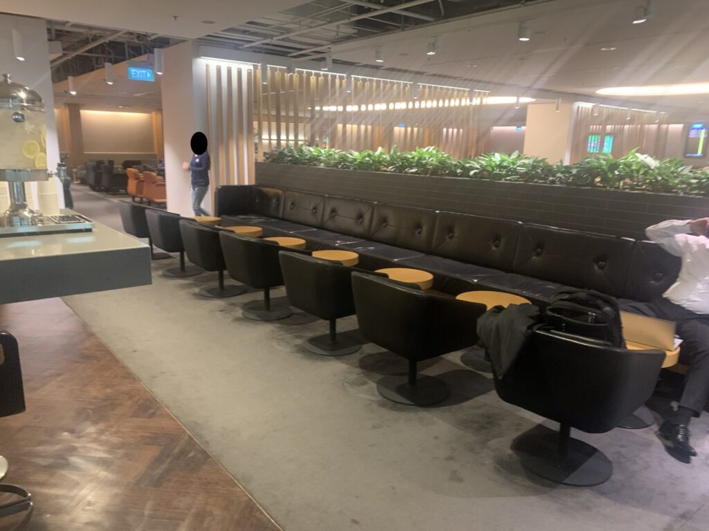 Flying Business reviews the Qantas Business Class Lounge in Terminal 1 of Singapore's Changi Airport. 