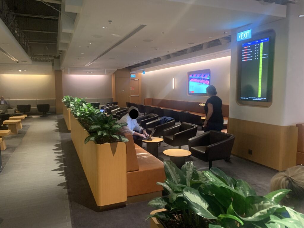 Flying Business reviews the Qantas Business Class Lounge in Terminal 1 of Singapore's Changi Airport. 