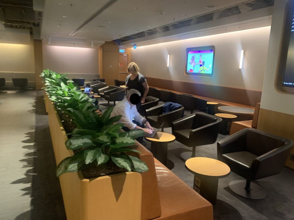 Flying Business reviews the Qantas Business Class Lounge in Terminal 1 of Singapore's Changi Airport. 