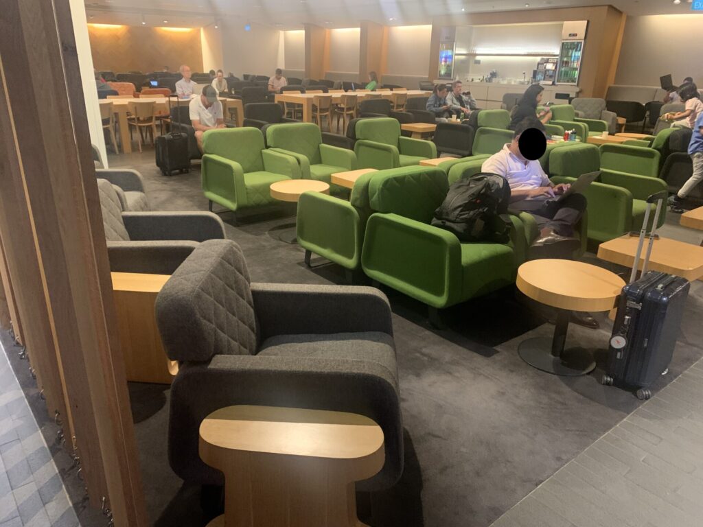 Flying Business reviews the Qantas Business Class Lounge in Terminal 1 of Singapore's Changi Airport. 