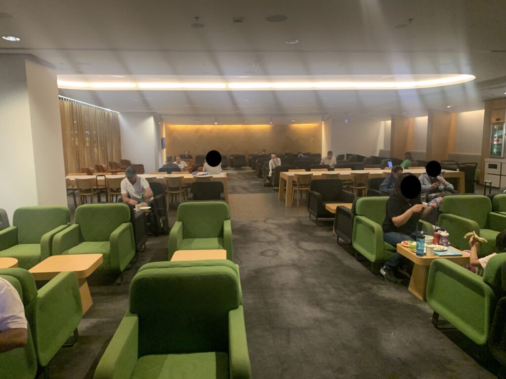 Flying Business reviews the Qantas Business Class Lounge in Terminal 1 of Singapore's Changi Airport. 