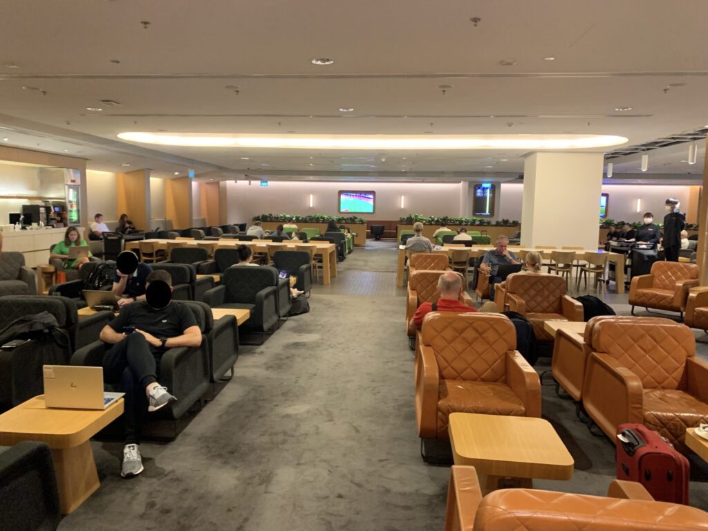 Flying Business reviews the Qantas Business Class Lounge in Terminal 1 of Singapore's Changi Airport. 