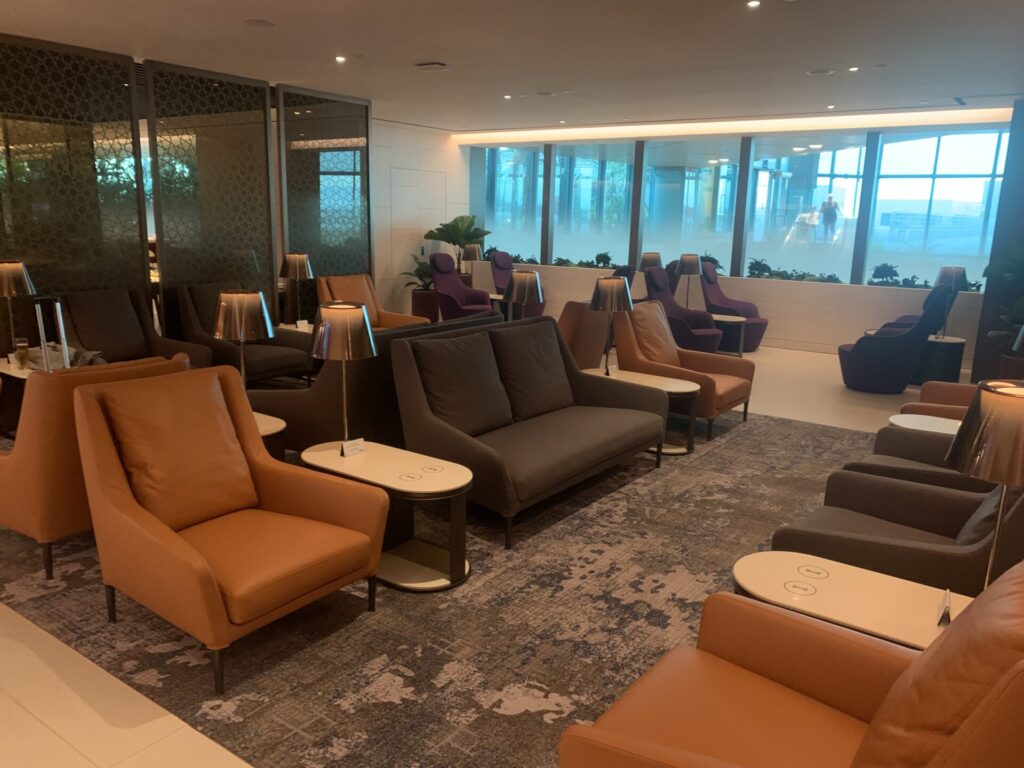 Flying Business reviews the Qatar Airways Lounge in Singapore's Changi Airport at Terminal 1. 