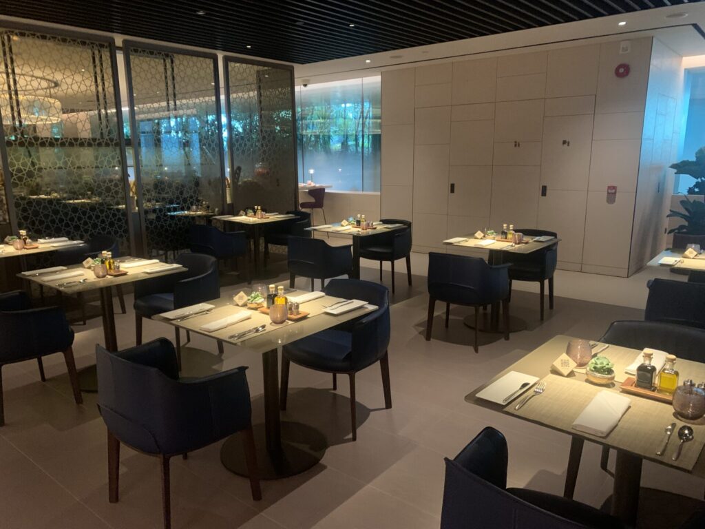 Flying Business reviews the Qatar Airways Lounge in Singapore's Changi Airport at Terminal 1. 