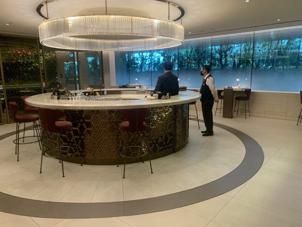 Flying Business reviews the Qatar Airways Lounge in Singapore's Changi Airport at Terminal 1. 