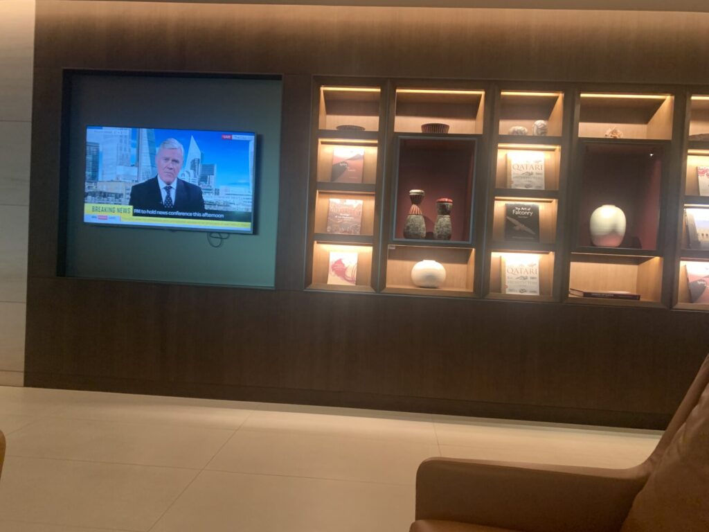 Flying Business reviews the Qatar Airways Lounge in Singapore's Changi Airport at Terminal 1. 