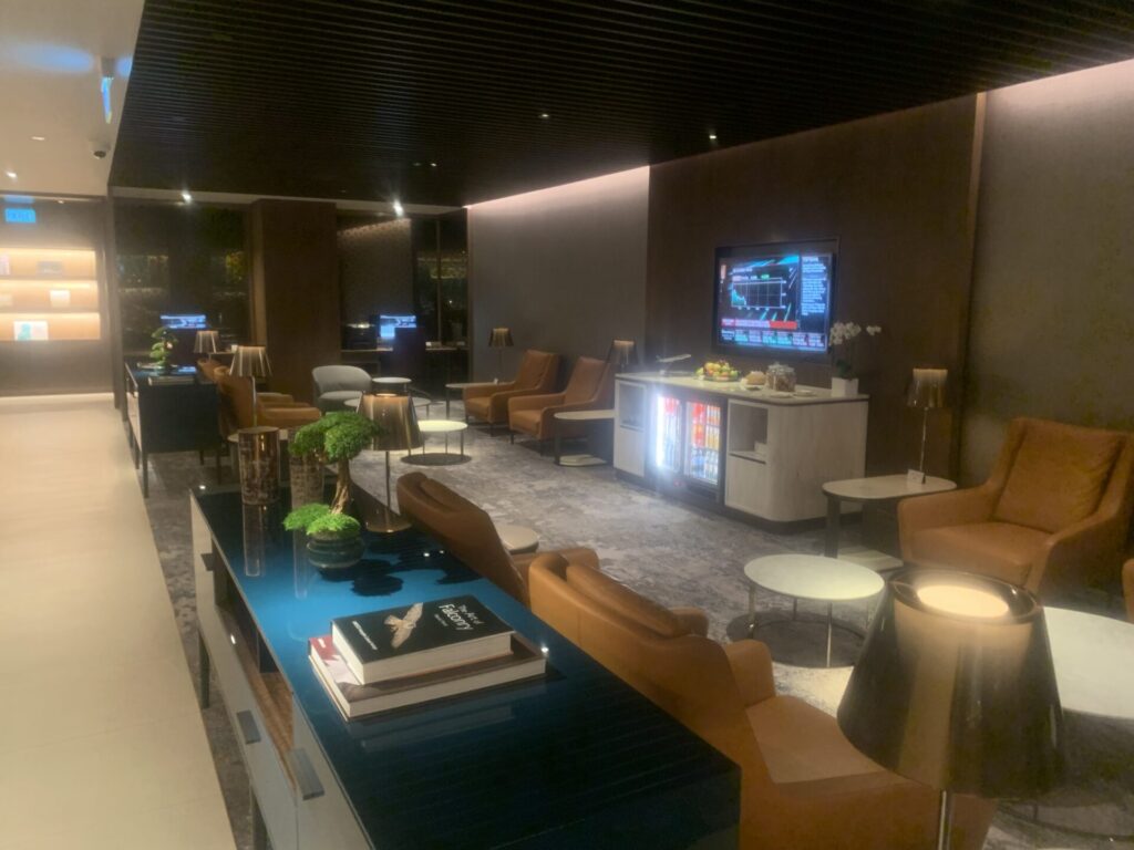 Flying Business reviews the Qatar Airways Lounge in Singapore's Changi Airport at Terminal 1. 