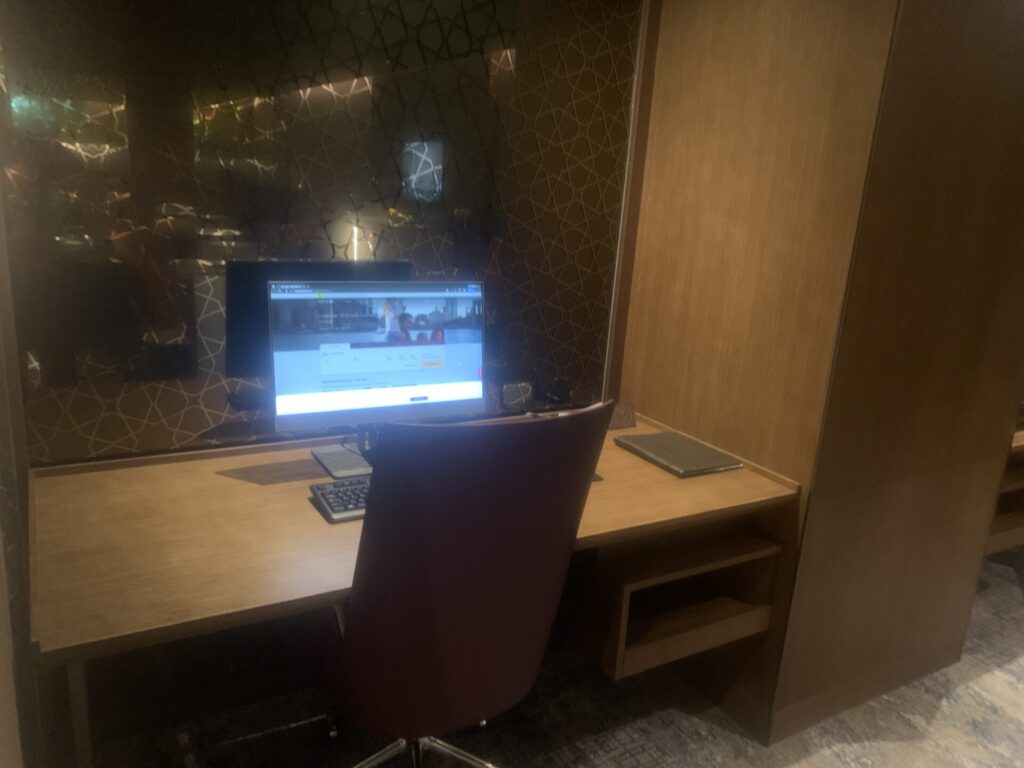 Flying Business reviews the Qatar Airways Lounge in Singapore's Changi Airport at Terminal 1. 