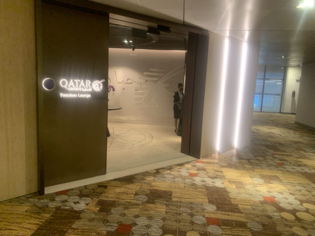 Flying Business reviews the Qatar Airways Lounge in Singapore's Changi Airport at Terminal 1. 