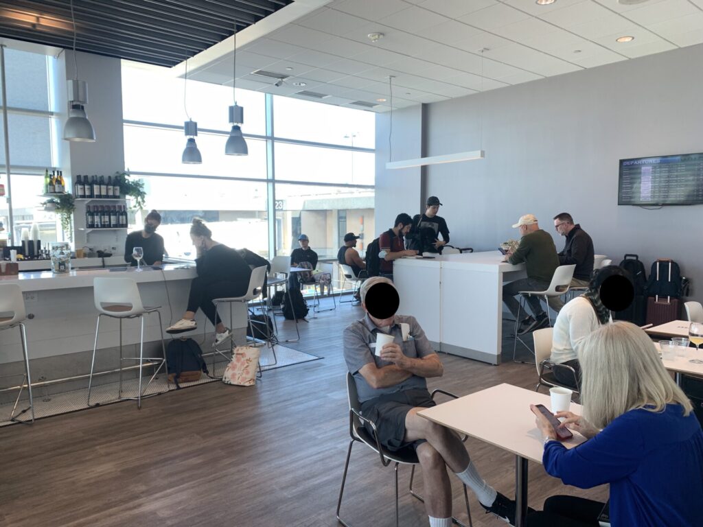 Flying Business reviews the Aspire Lounge in San Diego's International Airport, available for Priority Pass and American Express members.