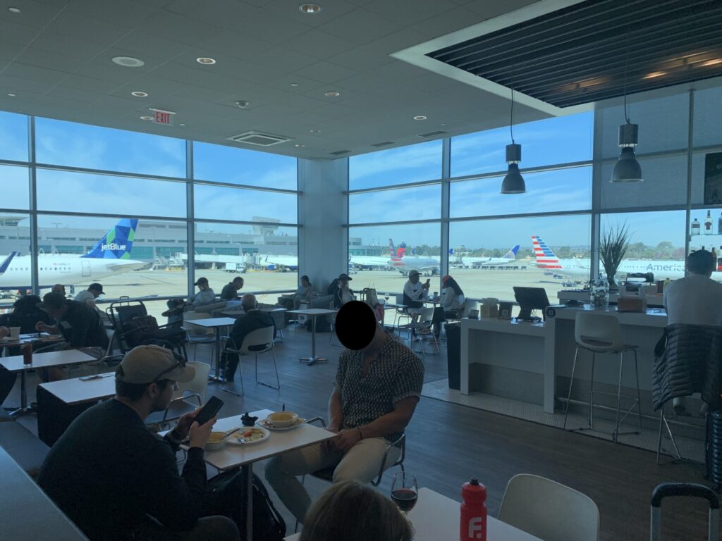 Flying Business reviews the Aspire Lounge in San Diego's International Airport, available for Priority Pass and American Express members.