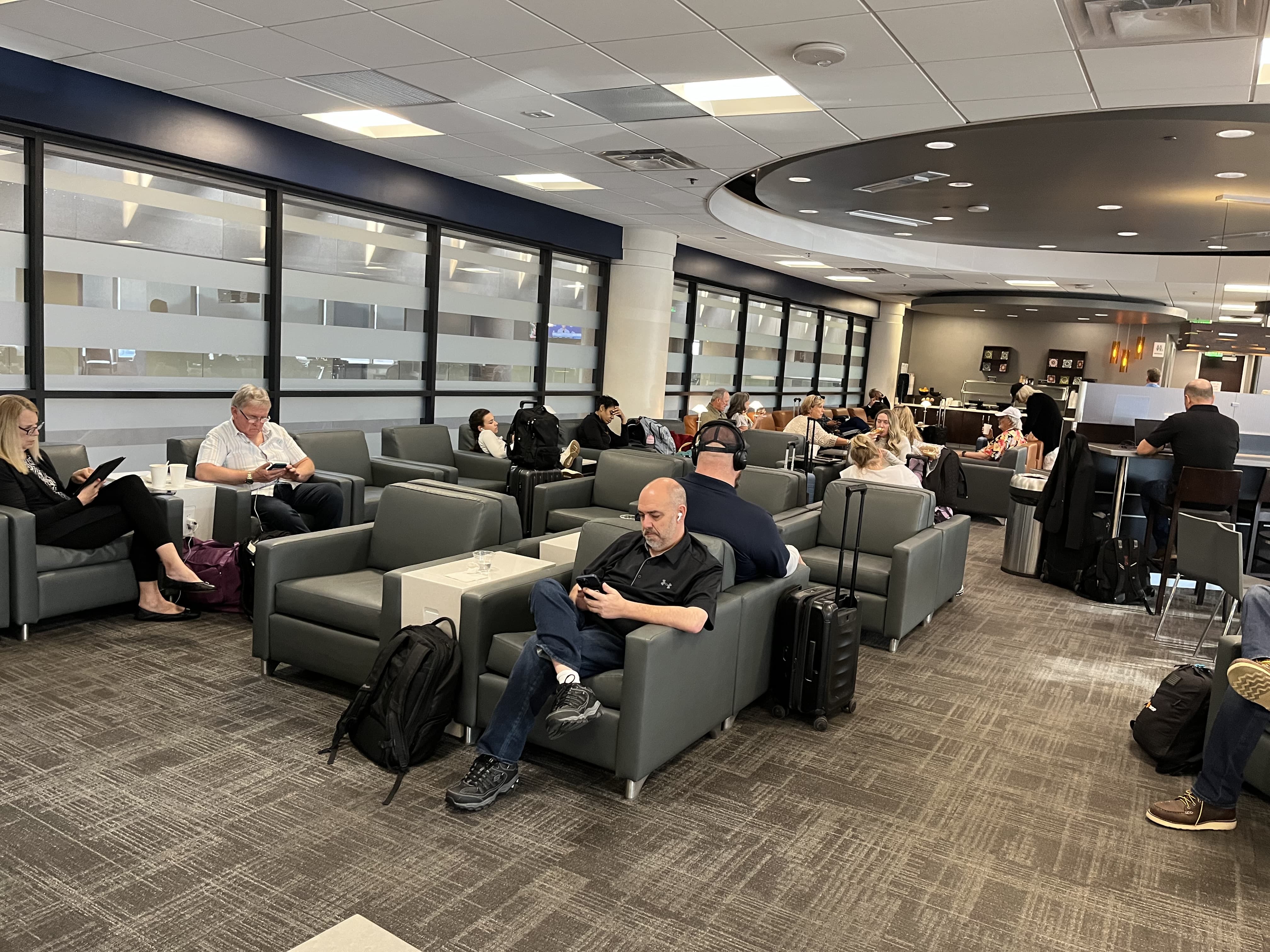 Neil Scrivener reviews the American Airlines Admirals Club in Concourse B of Phoenix Sky Harbor International Airport's Terminal 4 (PHX). 