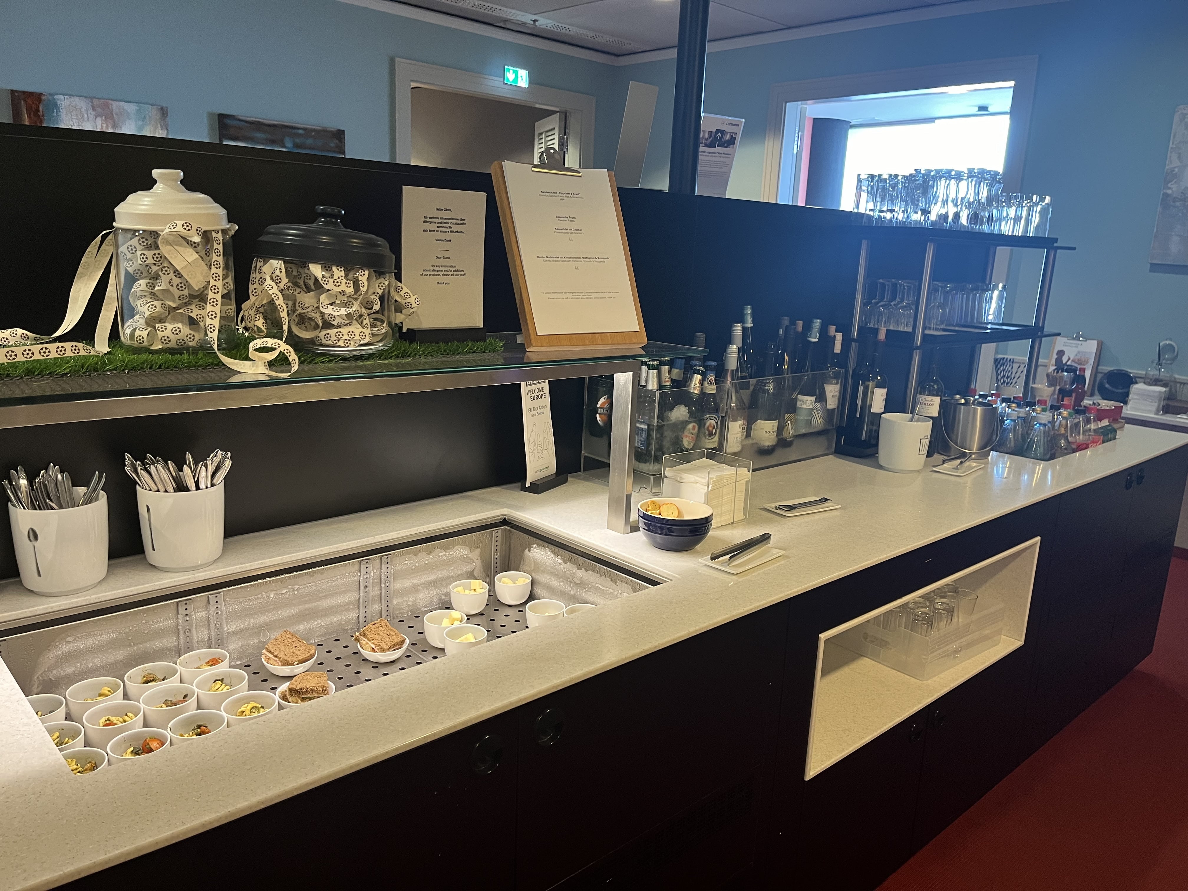 Neil Scrivener reviews the Lufthansa Business Class Lounge (The Panorama Room) by Gate A26 in Frankfurt's Airport (FRA).