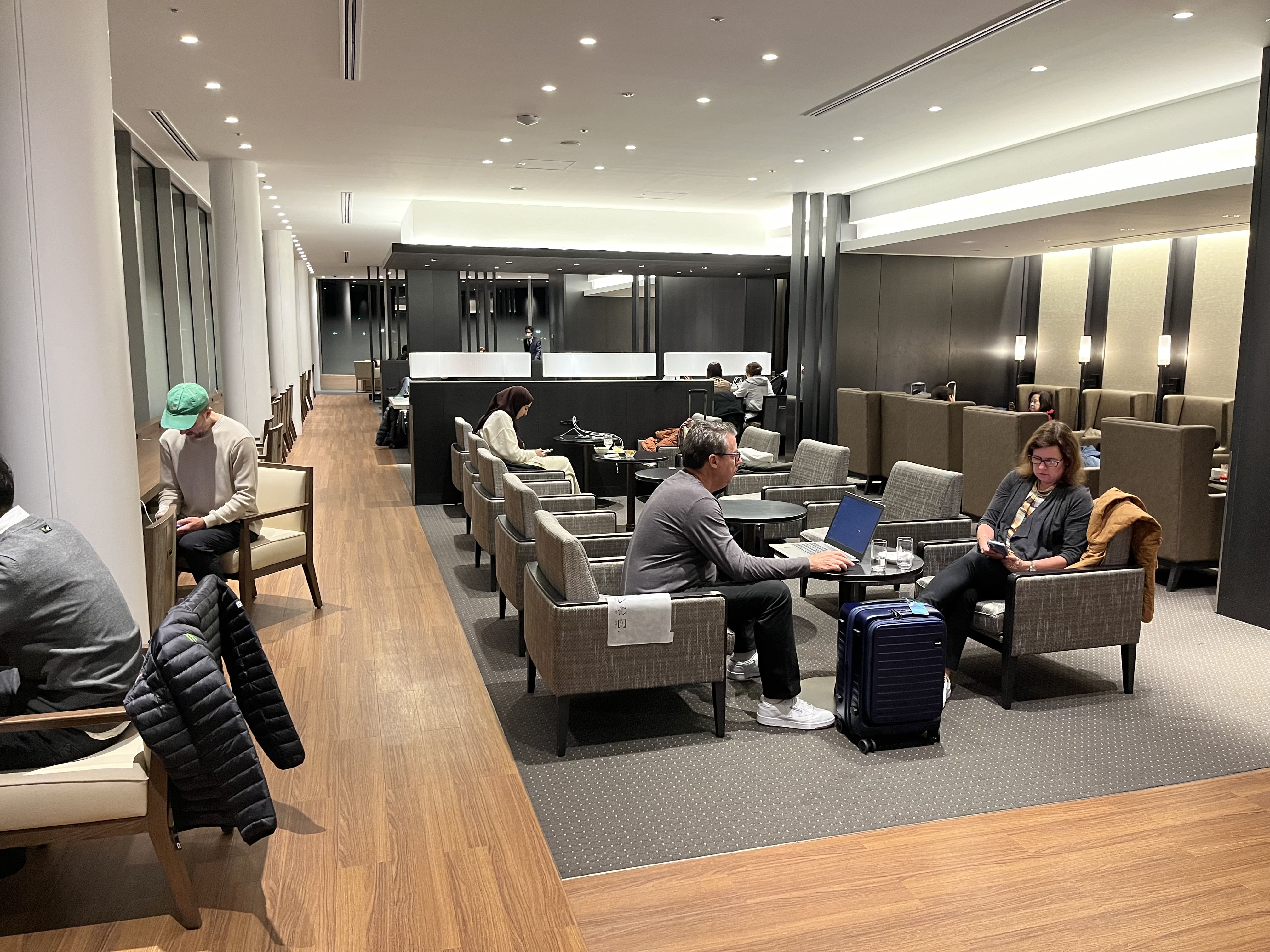 Neil Scrivener reviews the JAL Sakura Lounge (Business Class) in Terminal 3 of Tokyo's Haneda Airport, also available to OneWorld members. 