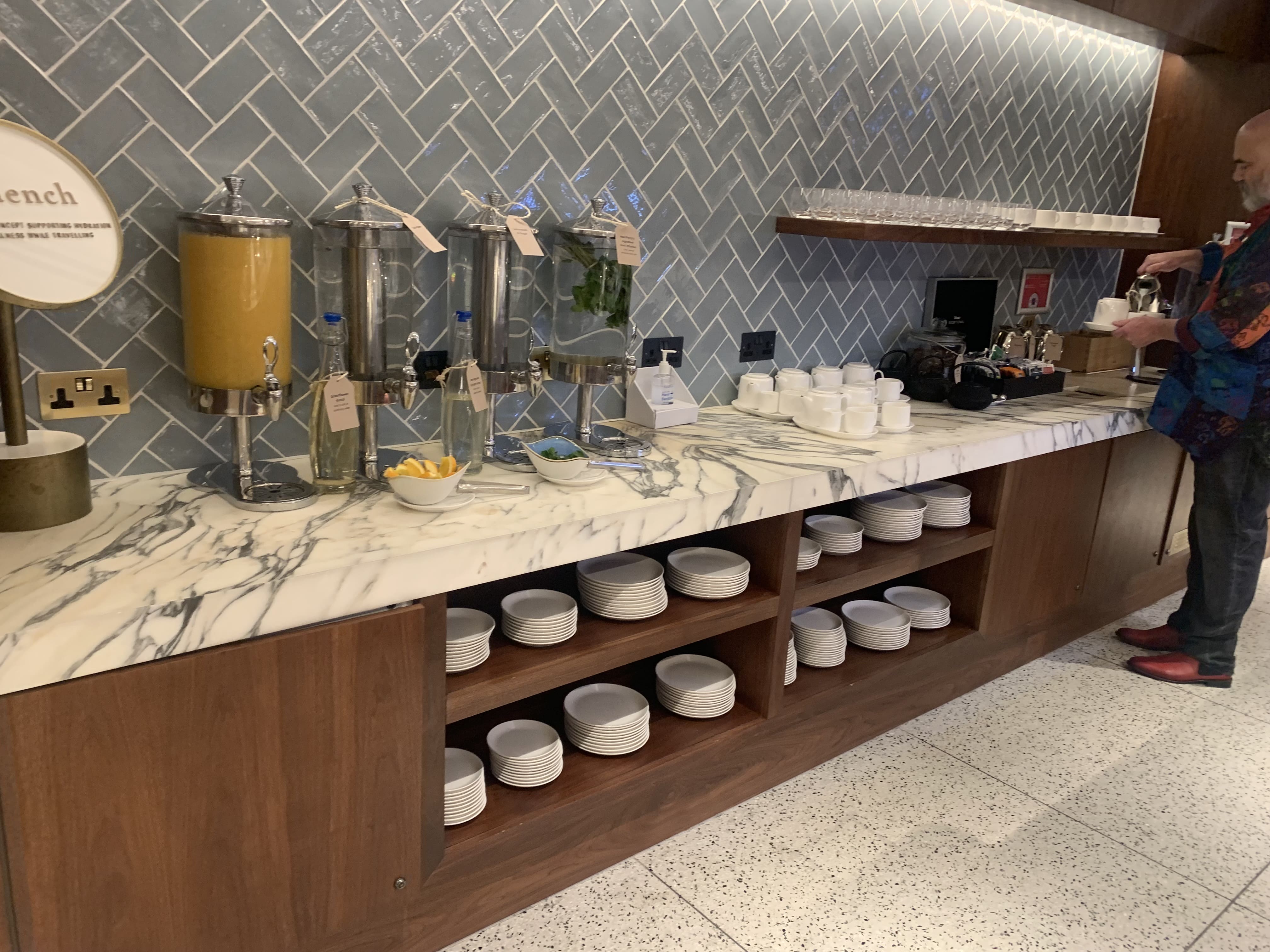 Neil Scrivener reviews the Qantas Lounge Heathrow's Terminal 3, available to Business Class and First Class passengers - and OneWorld Emerald/Sapphire members.