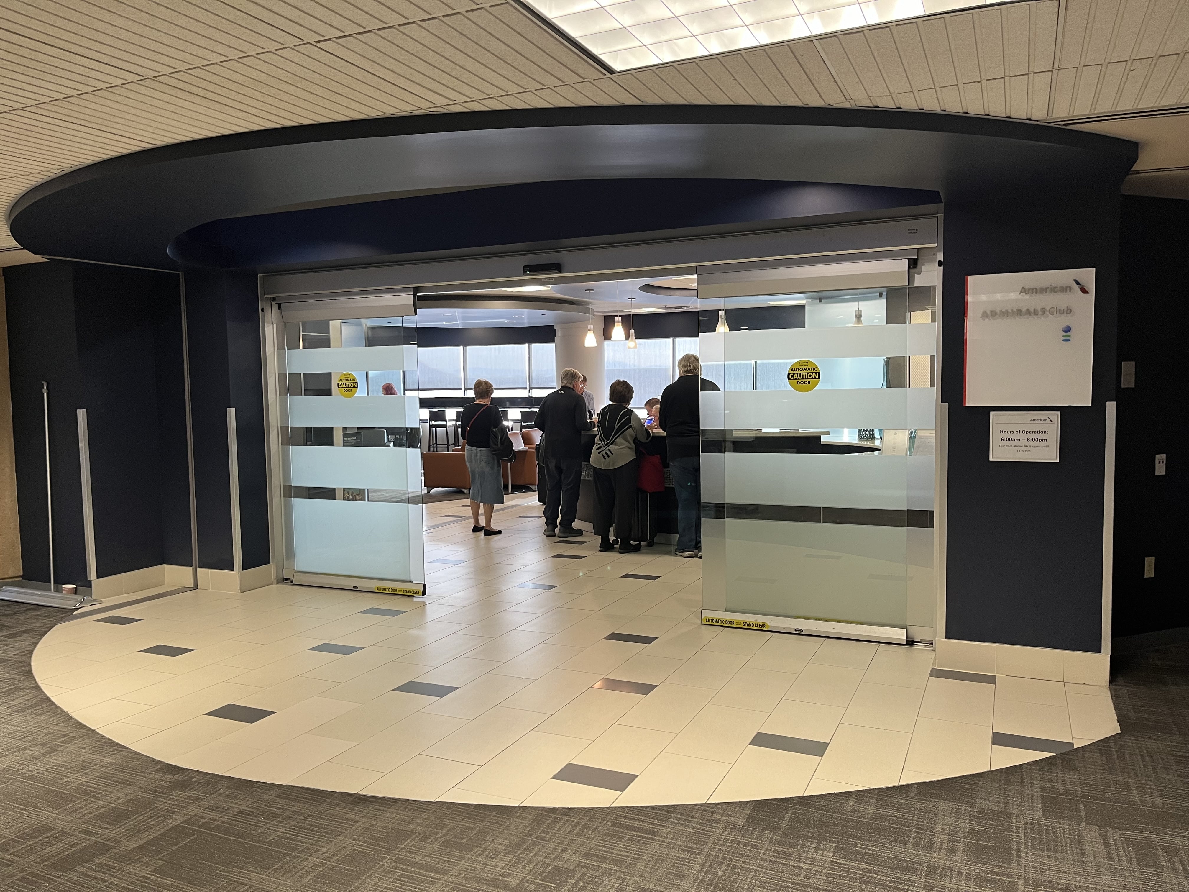 Neil Scrivener reviews the American Airlines Admirals Club in Concourse B of Phoenix Sky Harbor International Airport's Terminal 4 (PHX). 