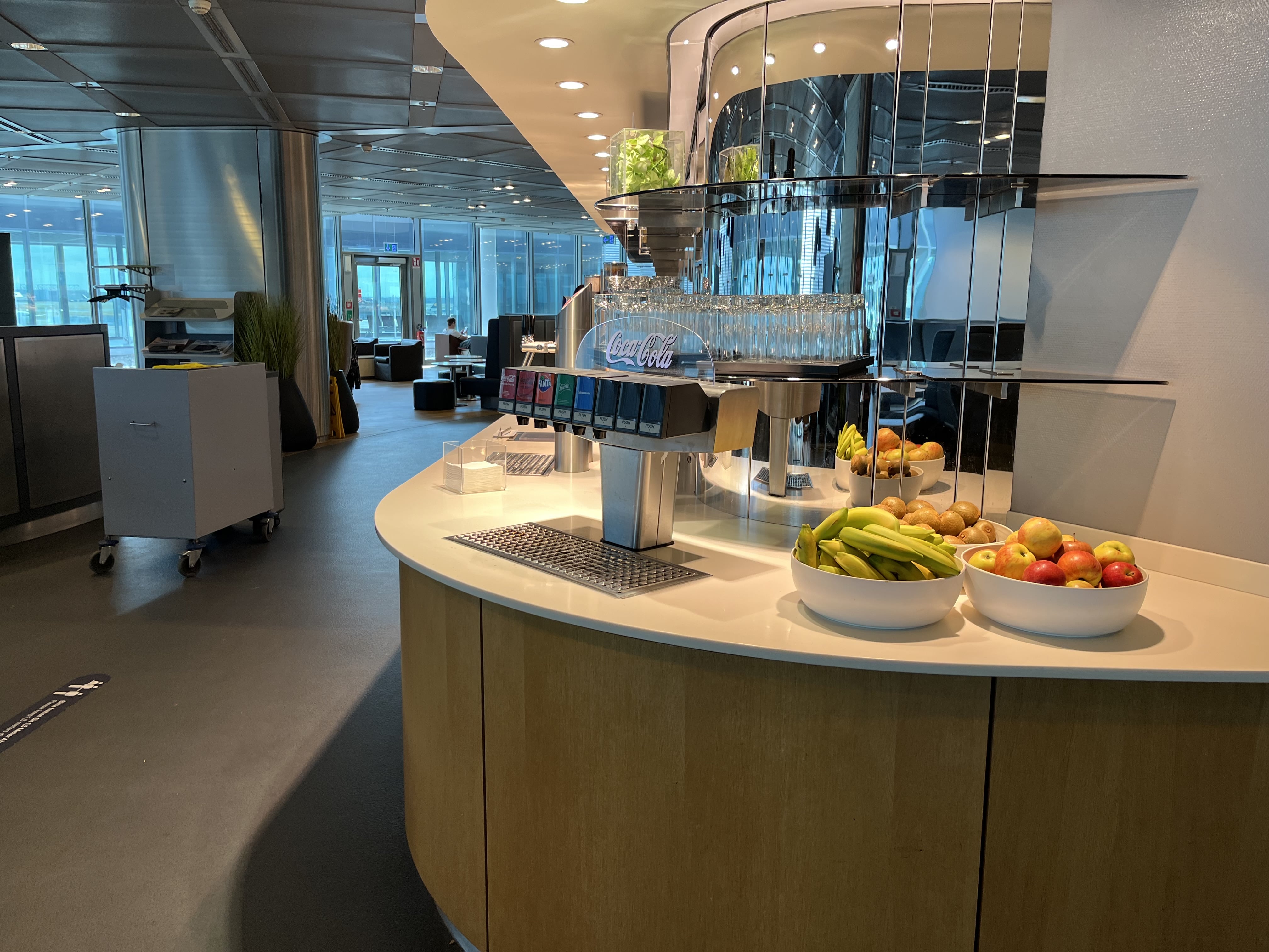 Neil Scrivener reviews the Lufthansa Business Class Lounge by Gate B24 in Frankfurt's Airport (FRA).