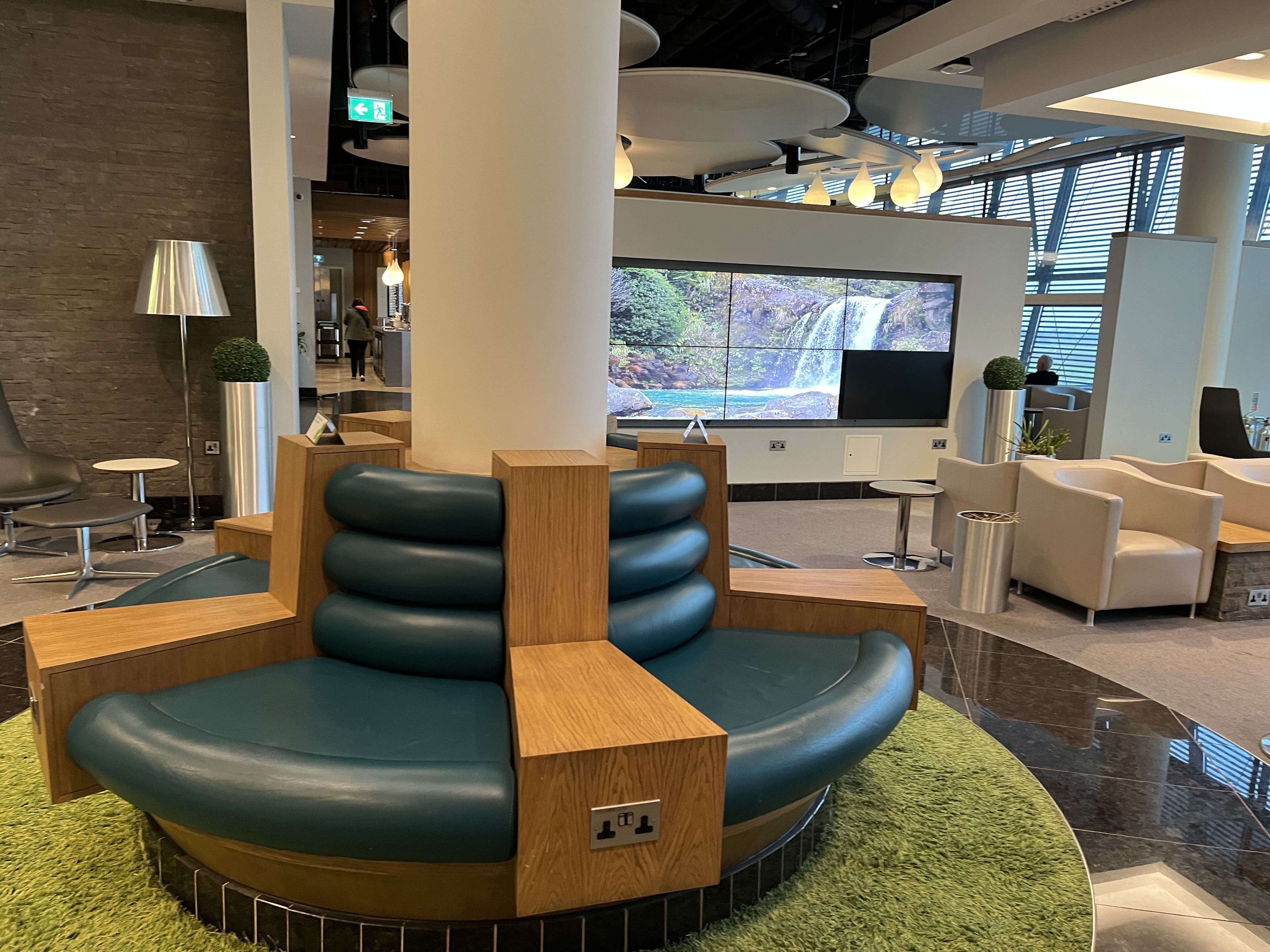 Neil Scrivener reviews the Aer Lingus Lounge for Business Class passengers a London Heathrow Terminal 2. LHR.