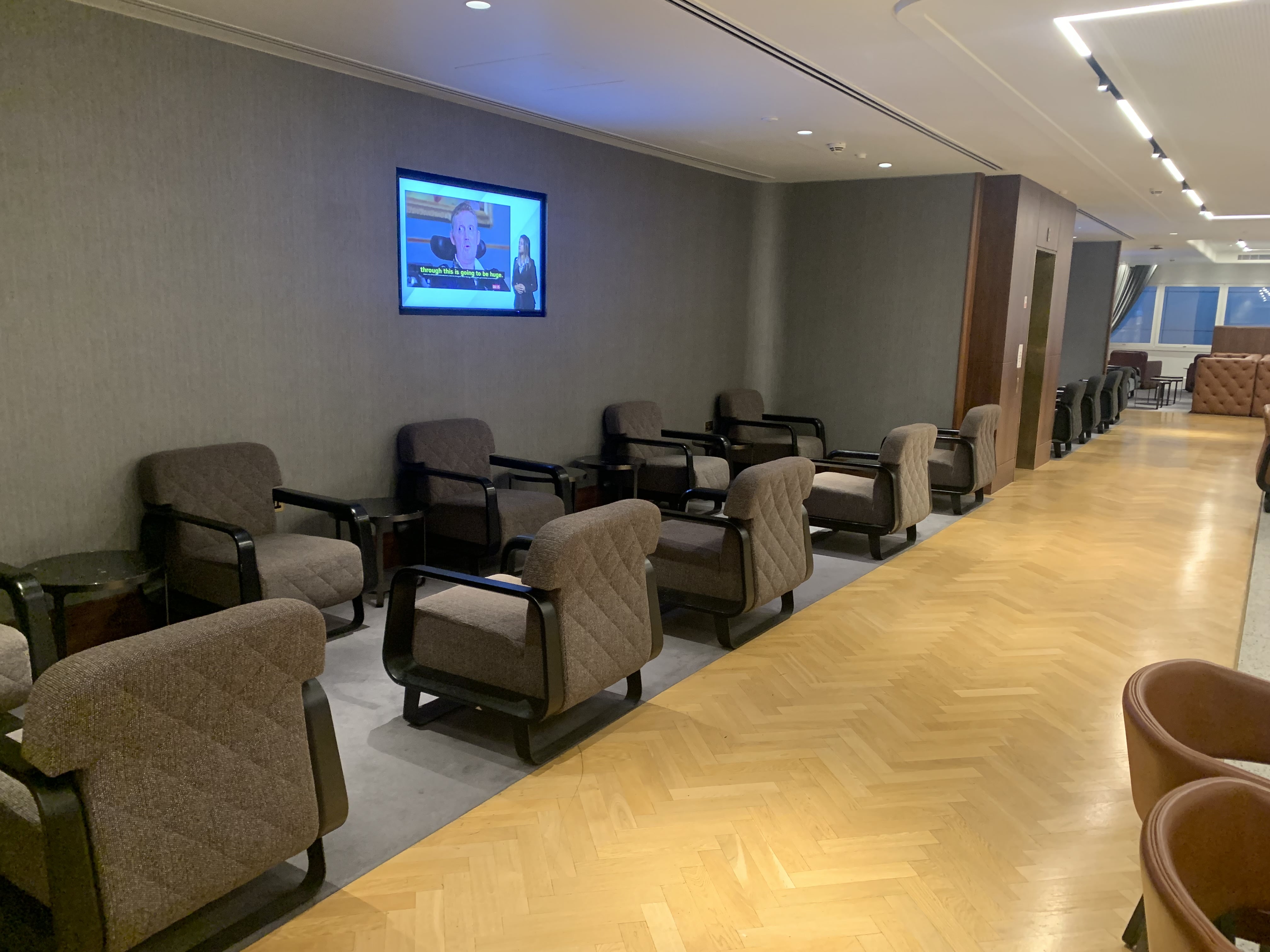 Neil Scrivener reviews the Qantas Lounge Heathrow's Terminal 3, available to Business Class and First Class passengers - and OneWorld Emerald/Sapphire members.