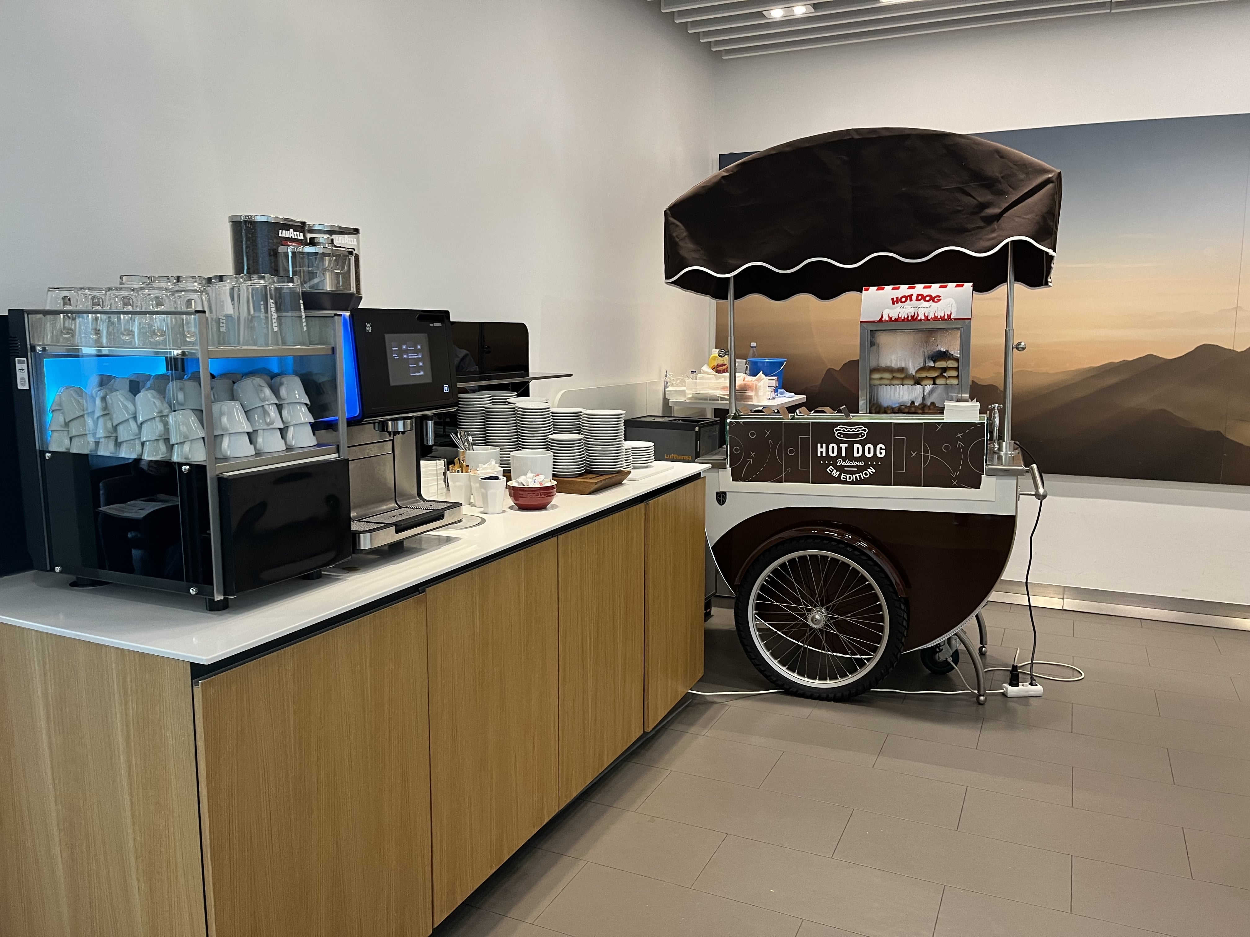 Neil Scrivener reviews the Lufthansa Lounge by Gate A13 in Frankfurt's Airport (FRA), for Star Alliance Members and those flying Business Class.