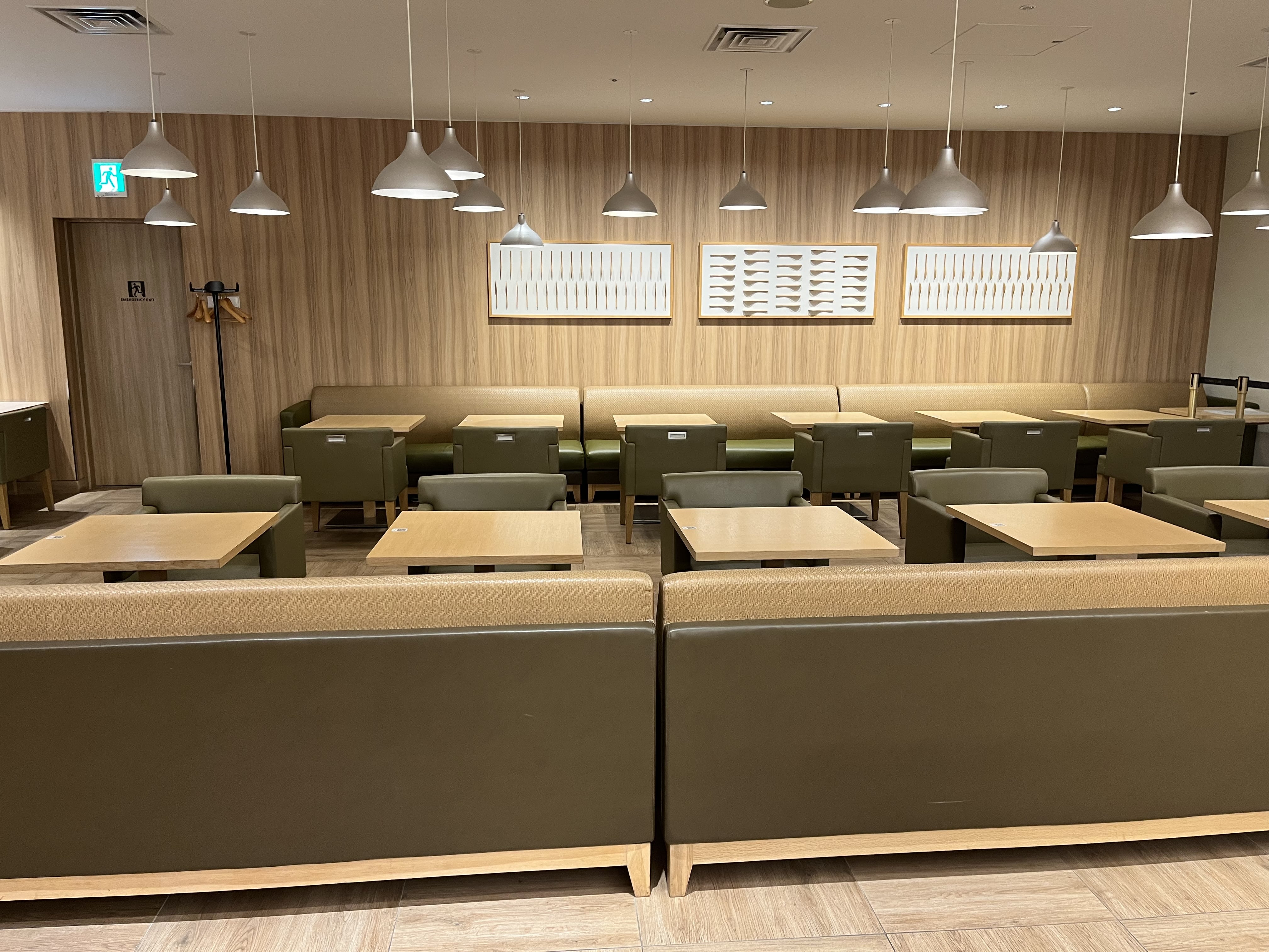 Neil Scrivener reviews the JAL Sakura Sky View Lounge (Business Class) in Terminal 3 of Tokyo's Haneda Airport, also available to OneWorld members. 