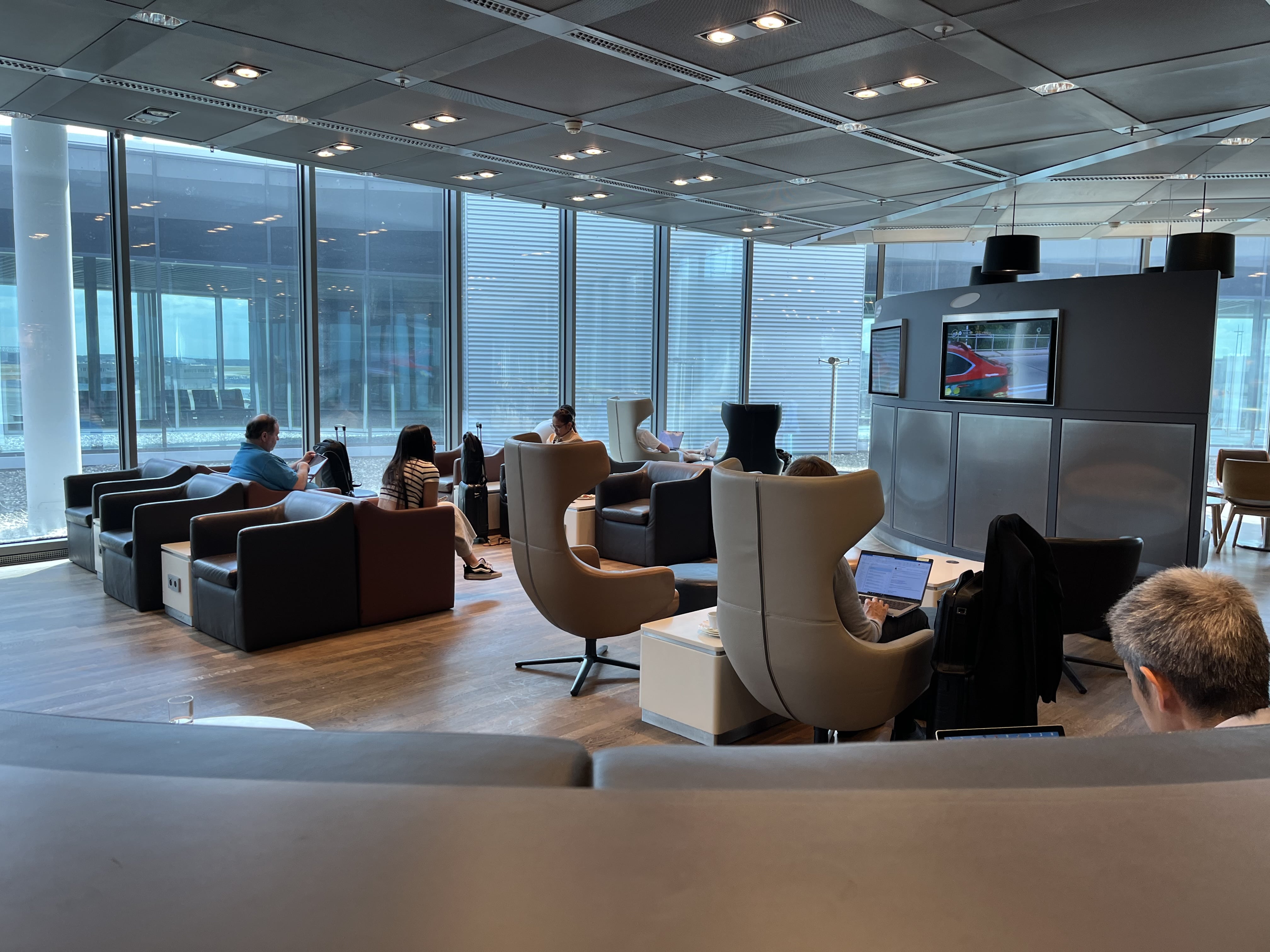 Neil Scrivener reviews the Lufthansa Business Class Lounge by Gate B24 in Frankfurt's Airport (FRA).