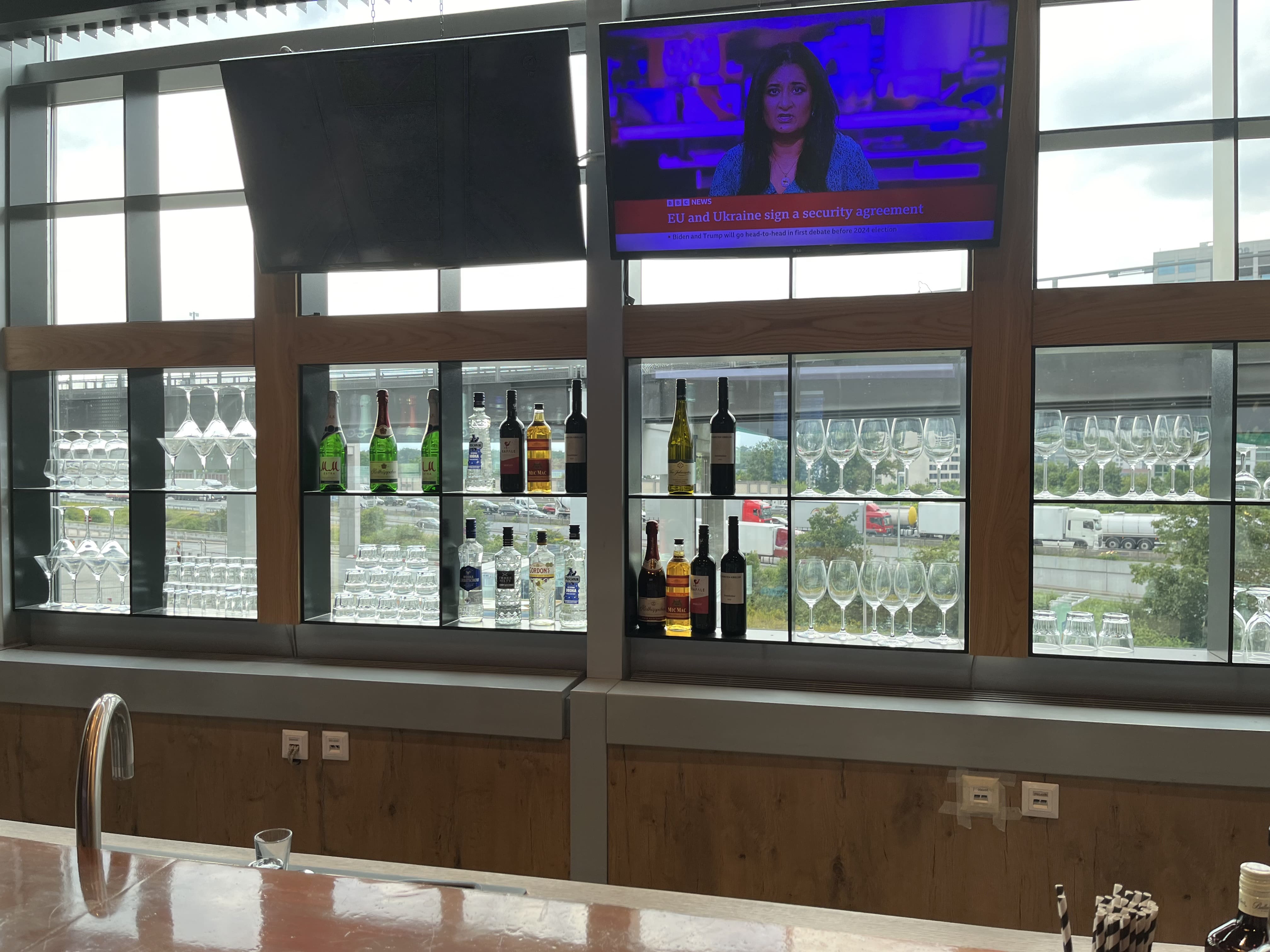 Neil Scrivener reviews the Primeclass Priority Lounge in Frankfurt Airport (FRA), also available to American Express Platinum Card members.