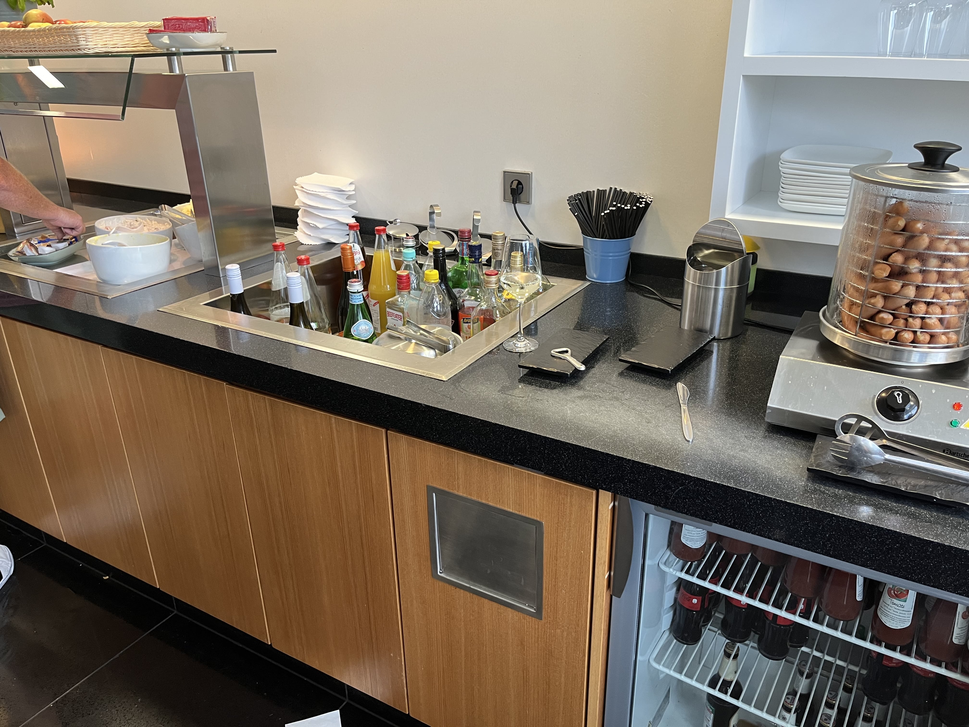 Neil Scrivener reviews the Priority Lounge in Frankfurt Airport (FRA), also the Cathay Pacific and Qatar Airways lounge.