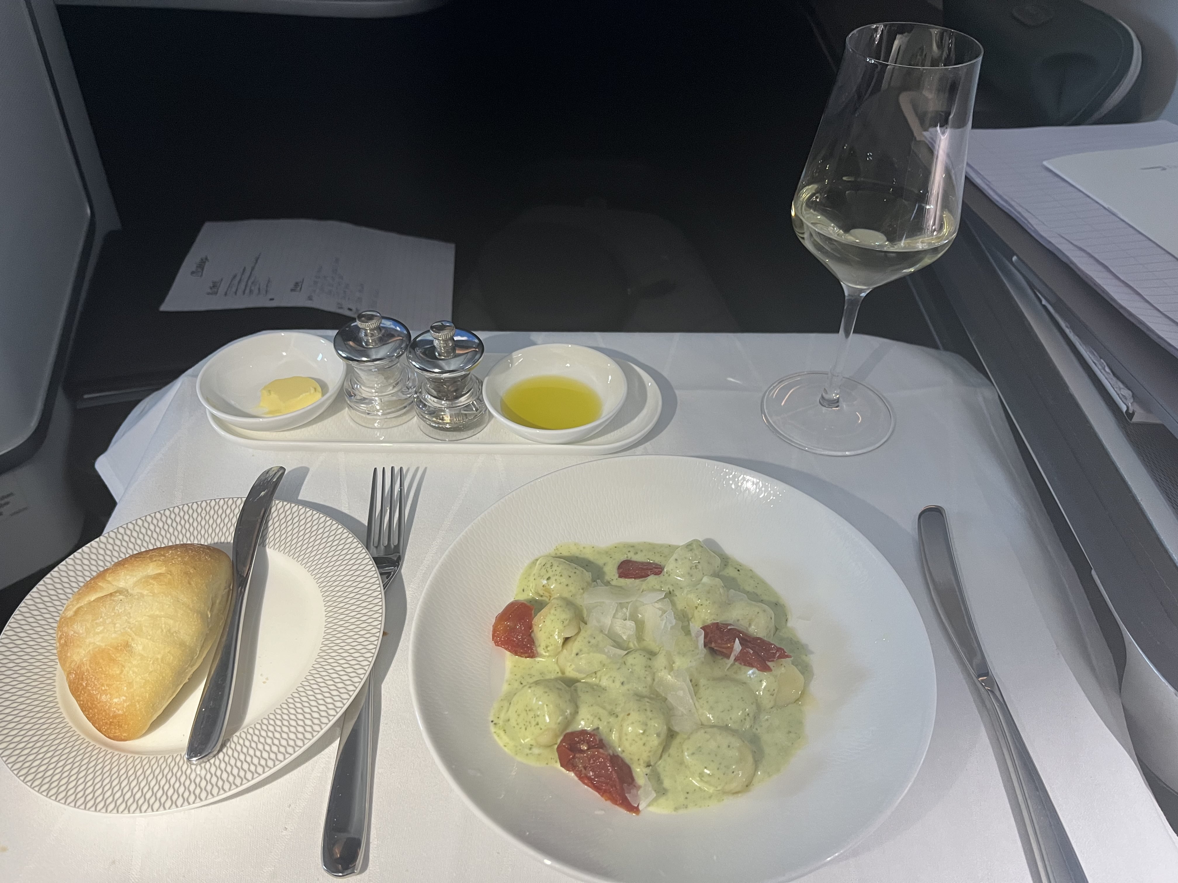 Neil Scrivener reviews flight BA8 from HND (Tokyo) to LHR (London Heathrow) in First, on the Boeing 787-9. 