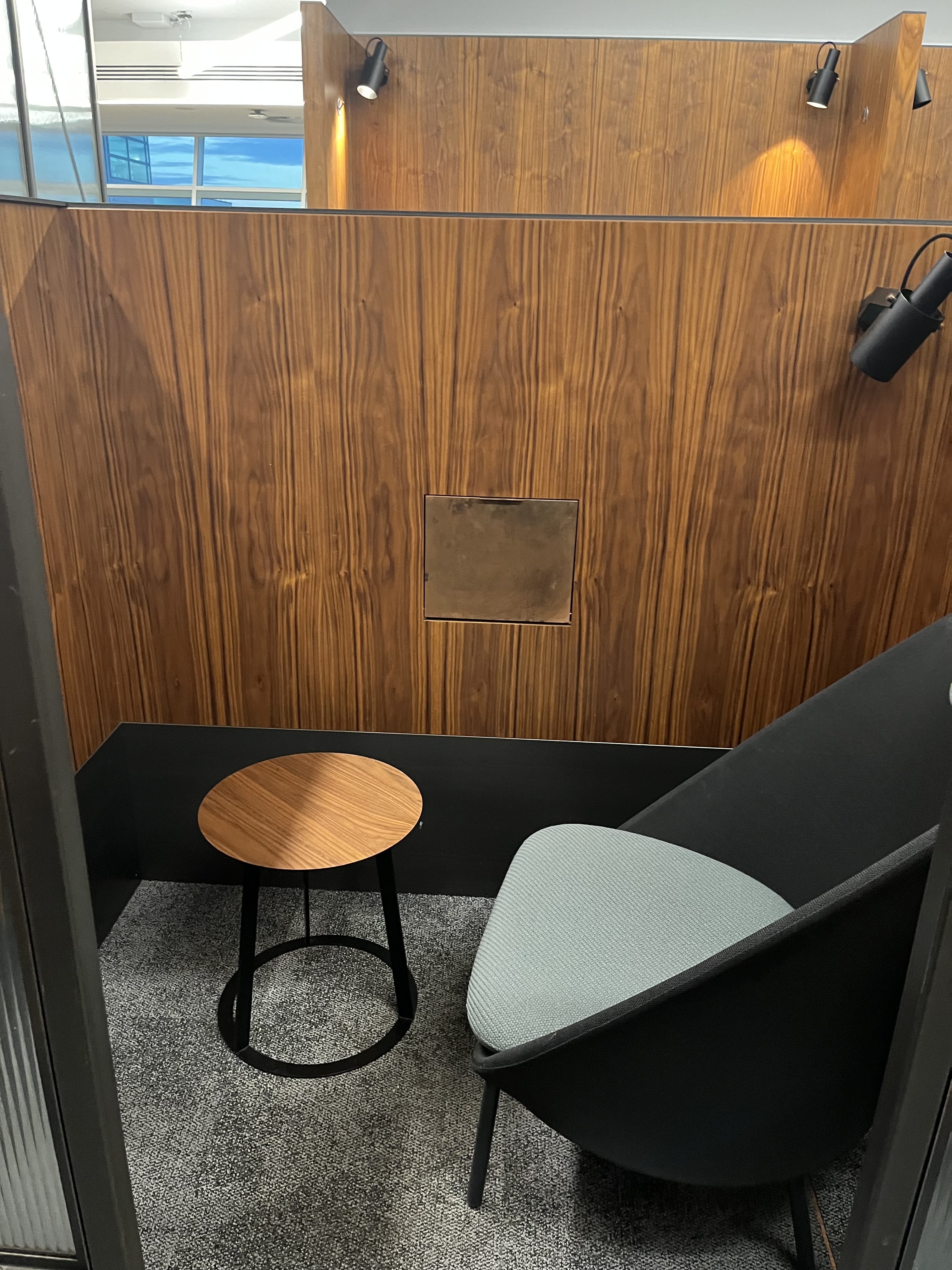 Neil Scrivener reviews the Aspire Club airport lounge in Gatwick's South Terminal. Available to Priority Pass and American Express Platinum Card holders. 