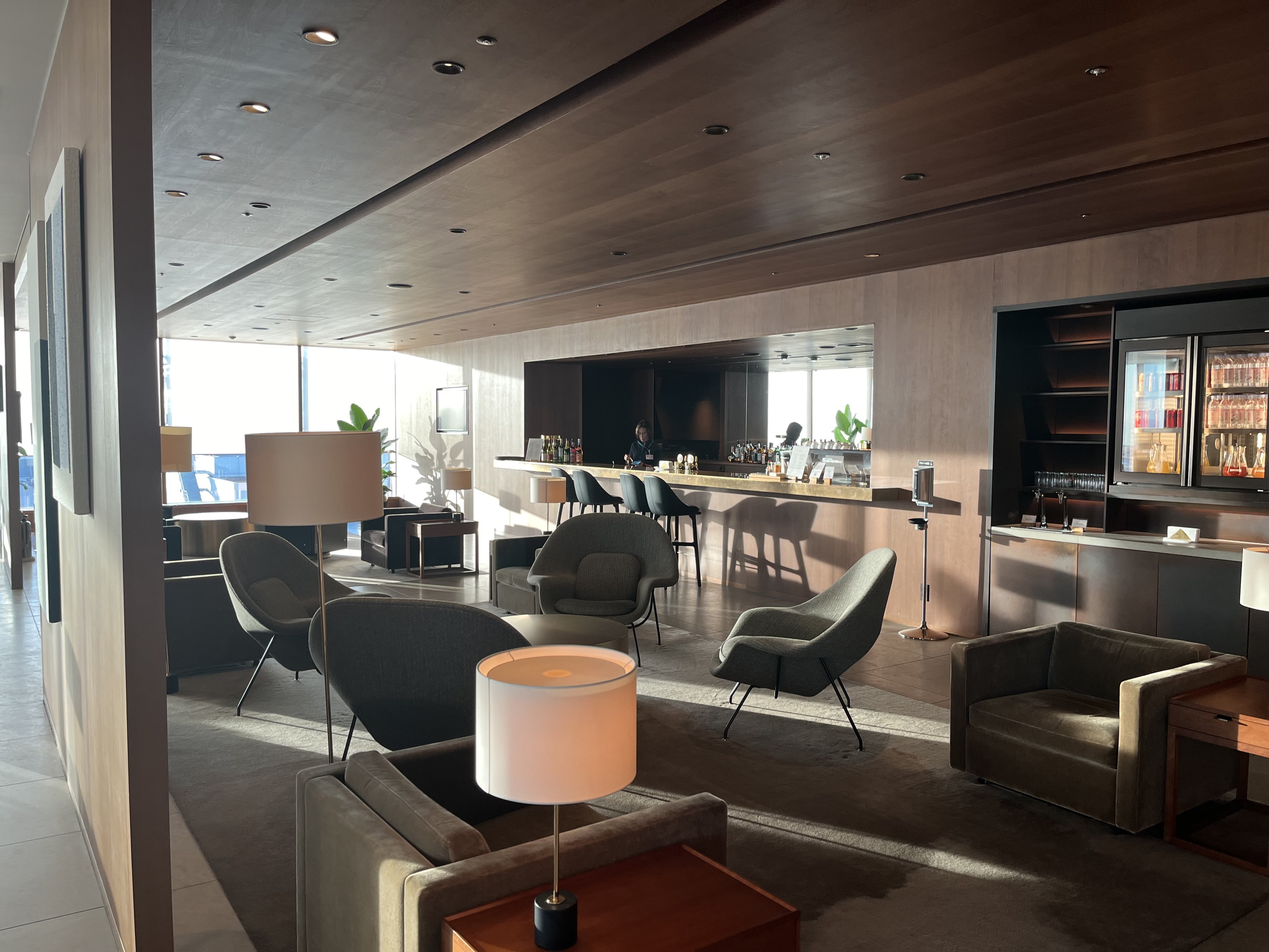 Neil Scrivener reviews the Cathay Pacific Lounge in Terminal 3 of Tokyo's Haneda Airport, available to OneWorld members. 